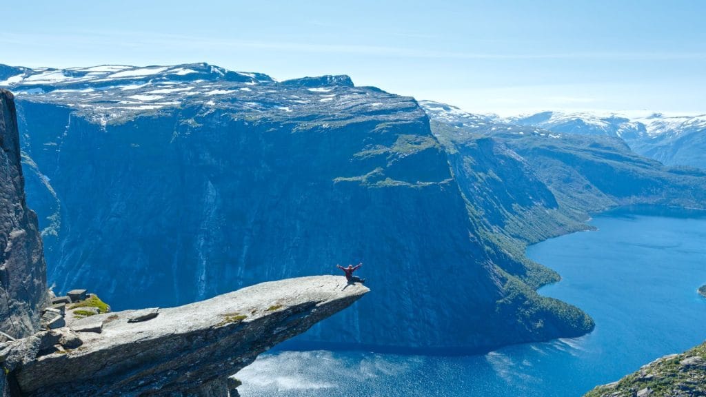 Norsk fjord og fjell som representerer Nordic 47s tilnærming til digital innovasjon og kreative løsninger.